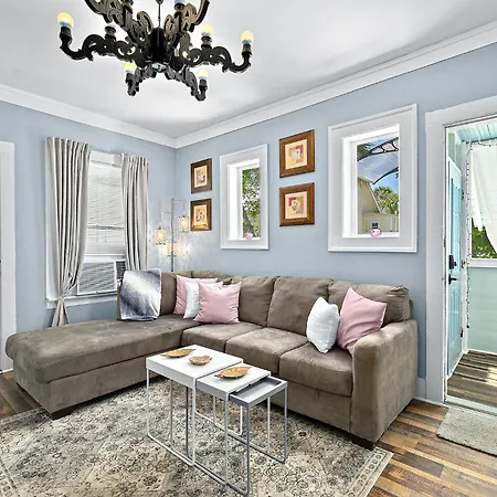 Casa Bella- Chic, Retro Apt- Steps To Historic District!